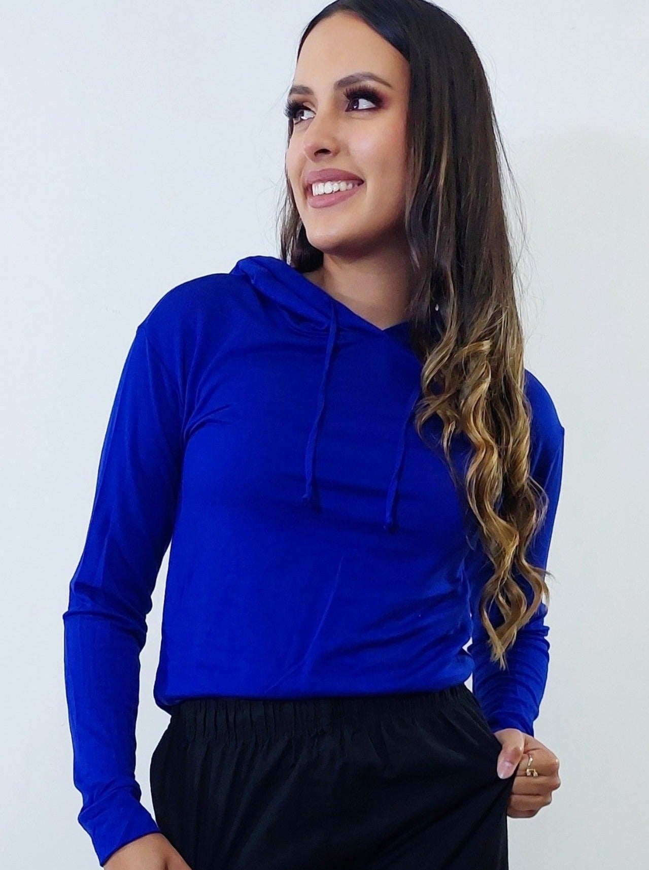 SUÉTER CASUAL CON CAPUCHA